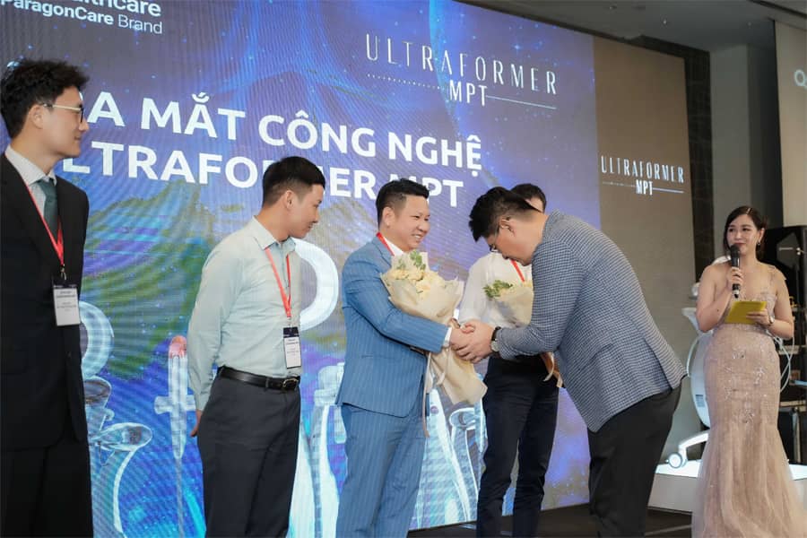 Đại diện hãng tặng hoa tri ân Bác sĩ Võ Thành Trung cùng các chuyên gia có mặt tại sự kiện