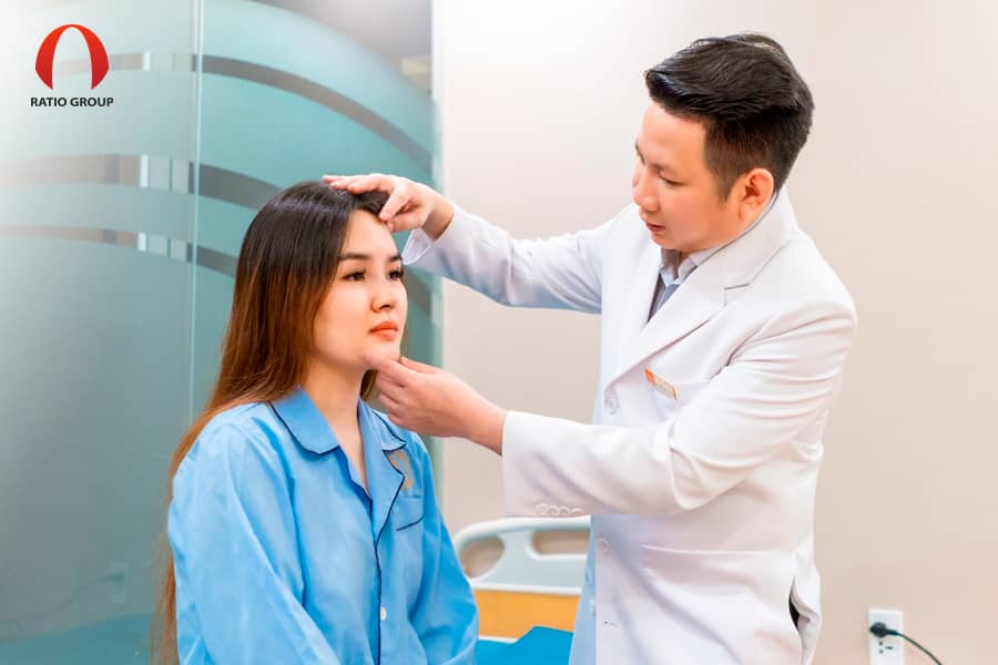 Trước và sau mỗi ca phẫu thuật, khách hàng được gặp trực tiếp Bác sĩ Trung, được giải đáp những thắc mắc, thăm khám và kiểm tra tình trạng.