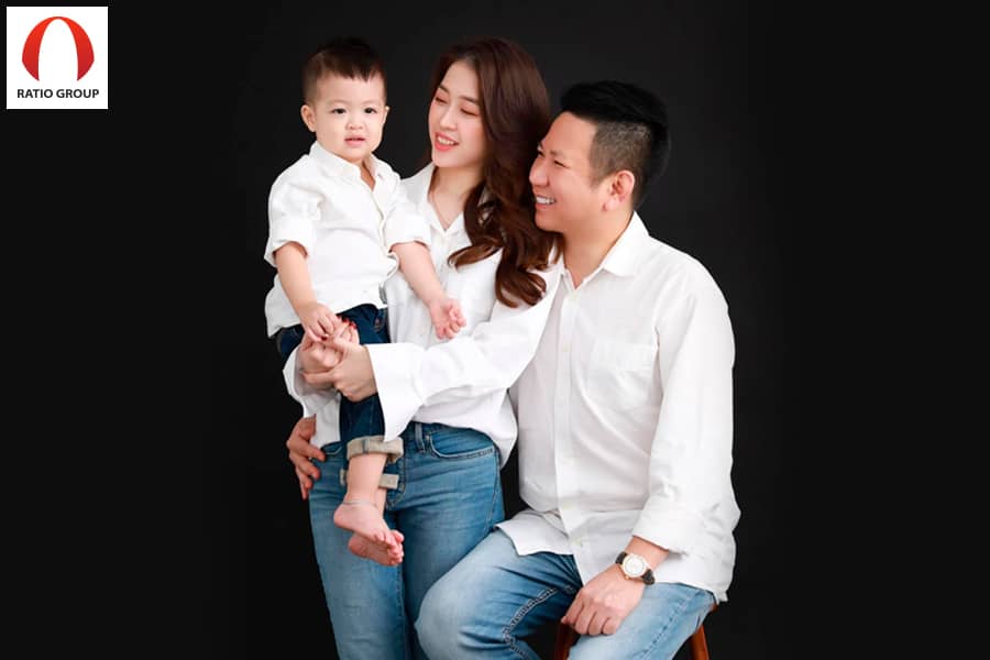Bác sĩ Trung hạnh phúc bên vợ và con trai